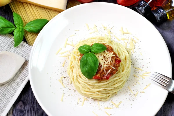 Spagetti ile et ve beyaz bir tabak taze fesleğen — Stok fotoğraf