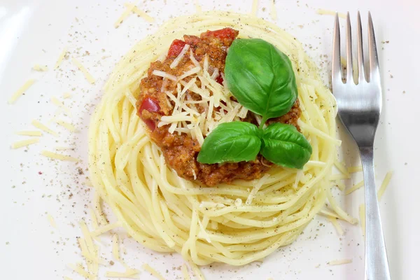 Pasta met saus op een lichte achtergrond — Stockfoto