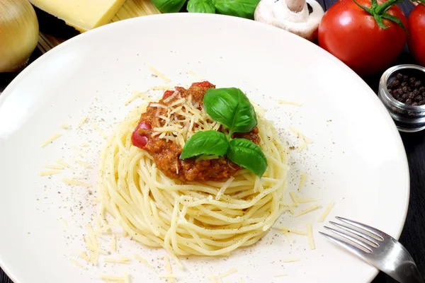 Spaghetti bolognese na białym talerzu — Zdjęcie stockowe