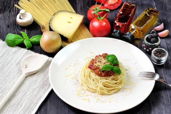 Spaghetti bolognese na białym talerzu — Zdjęcie stockowe