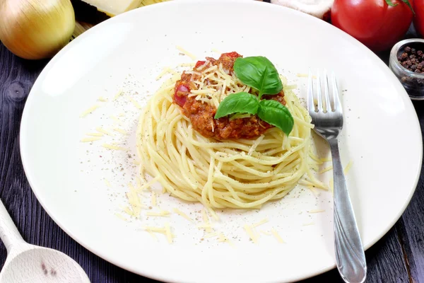 Spaghetti alla bolognese su piatto bianco — Foto Stock