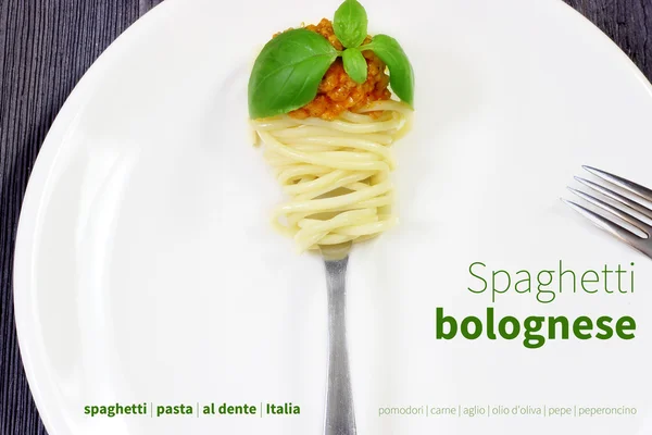 Beyaz tabak spagetti Bolonez — Stok fotoğraf