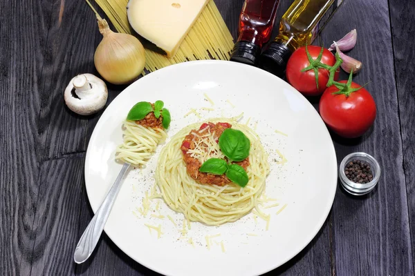 Spaghetti bolognese på vit platta — Stockfoto