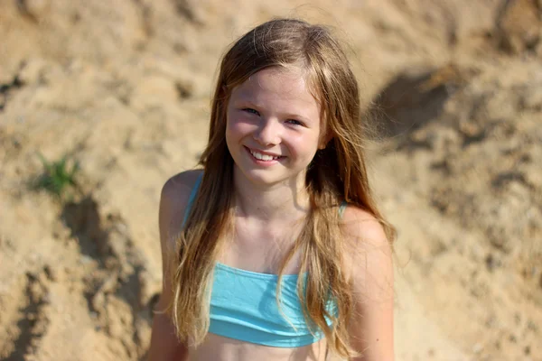 Meisje spelen met zand — Stockfoto