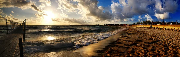 Hermosa puesta de sol dorada sobre el mar — Foto de Stock