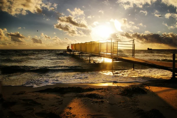 Wunderschöner, goldener Sonnenuntergang über dem Meer — Stockfoto