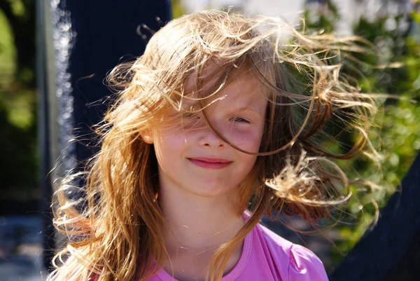 Hübsches blondes Mädchen — Stockfoto