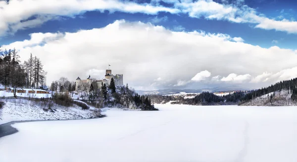 niedzica, kışın Polonya Ortaçağ kale görünümü