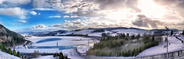 Dam na jezioro, niedzica - Polska — Zdjęcie stockowe