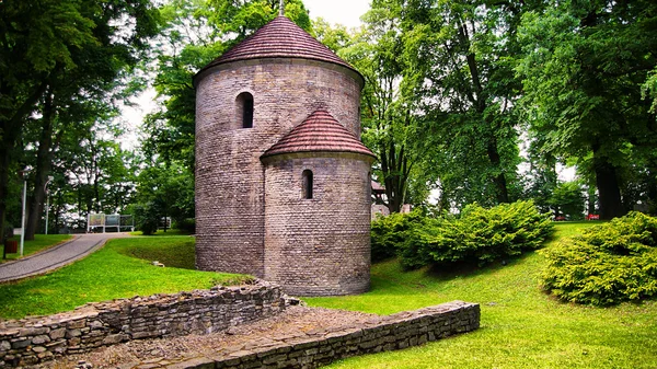 시에 신, 폴란드에 있는 성곽 언덕에 로마네스크 원형 홀 — 스톡 사진