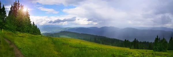 Belo panorama de montanhas — Fotografia de Stock