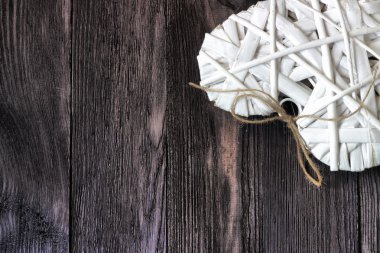 koyu ahşap üzerine Rattan, beyaz kalp