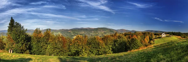 Panorama z podzimní hory. Trzy Kopce, Beskid? l? ski, Polsko — Stock fotografie