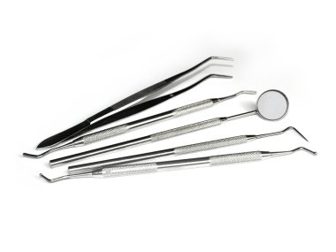 beyaz zemin üzerinde diş donanımları