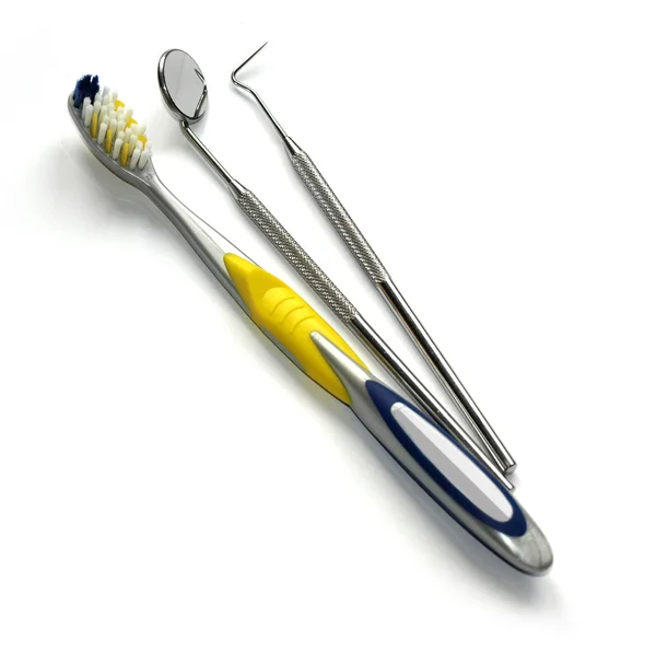 Οδοντίατρος μέσα και δύο οδοντόβουρτσες για οδοντιατρική θεραπεία σε άσπρο φόντο — Φωτογραφία Αρχείου