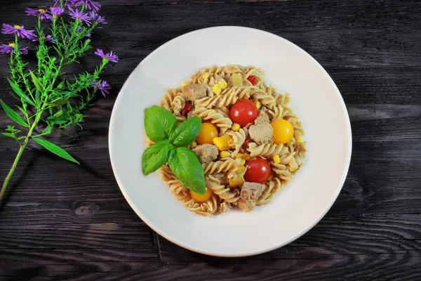 Nudeln und frisches Gemüse auf weißem Teller — Stockfoto