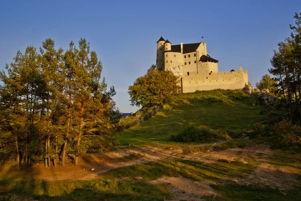 Vista de outono do castelo medieval em Bobolice, Polônia — Fotografia de Stock