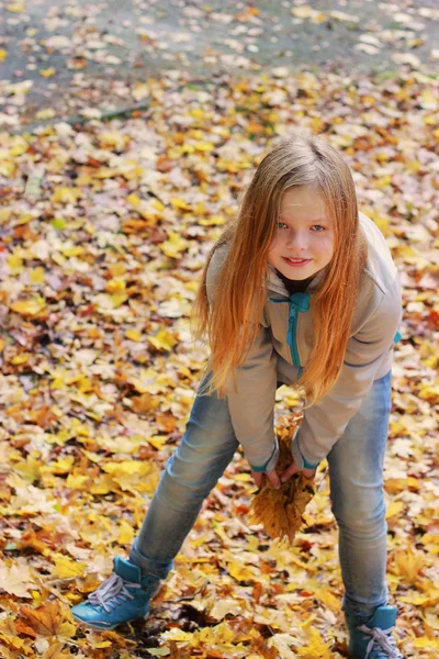 Pomeriggio soleggiato nel parco per una passeggiata con la figlia — Foto Stock