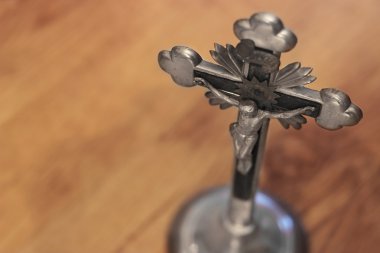 Gümüş bir ahşap arka plan üzerinde kutsal çapraz