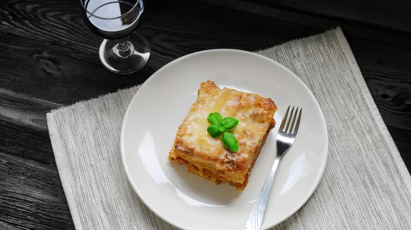 Beef Lasagne with wine — Stock Photo, Image