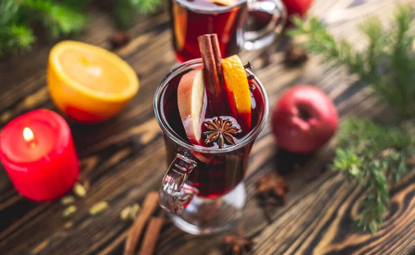 Copos Vidro Casal Com Vinho Quente Decorado Com Canela Anis — Fotografia de Stock