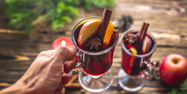 Mão Dos Homens Está Segurando Copo Vidro Com Vinho Quente — Fotografia de Stock