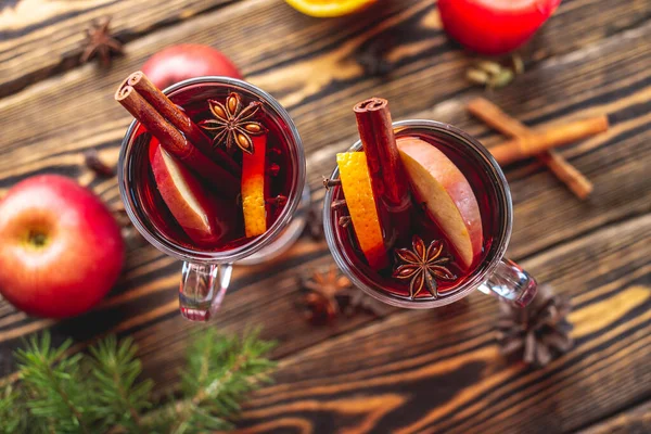 Copos Vidro Casal Com Vinho Quente Decorado Com Canela Anis — Fotografia de Stock