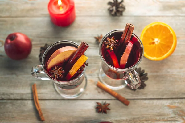 Couple Glass Cups Mulled Wine Decorated Cinnamon Star Anise Fruit — Stock Photo, Image