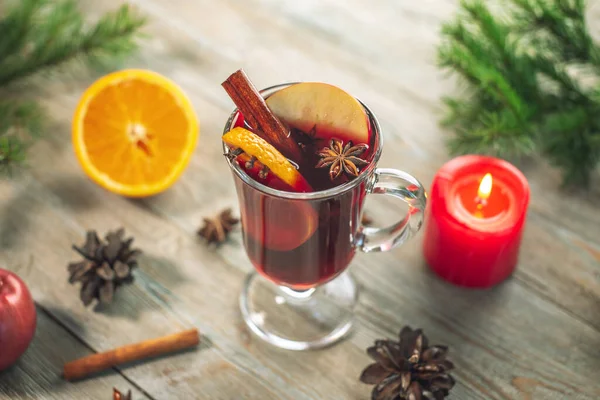 Copo Vidro Com Vinho Quente Decorado Com Canela Anis Estrelado — Fotografia de Stock