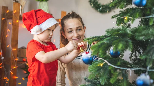 Mama Pomaga Swojemu Synowi Udekorować Choinkę Zabawkami Kulkami Świątecznymi Koncepcja — Zdjęcie stockowe