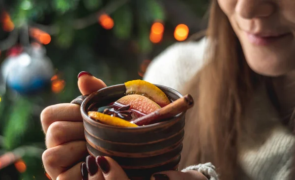 Mulher Uma Camisola Quente Está Segurando Uma Xícara Vinho Quente — Fotografia de Stock