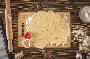 Tahta bir masada kalp şeklinde ev yapımı lezzetli kurabiyeler. Taze ev yapımı kek kavramı mı yoksa Sevgililer Günü için sürpriz mi?.