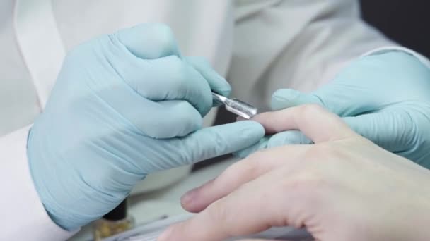 Master está haciendo una manicura al cliente en el salón de belleza. Concepto de cuidado de las manos y el proceso de creación de uñas hermosas — Vídeos de Stock