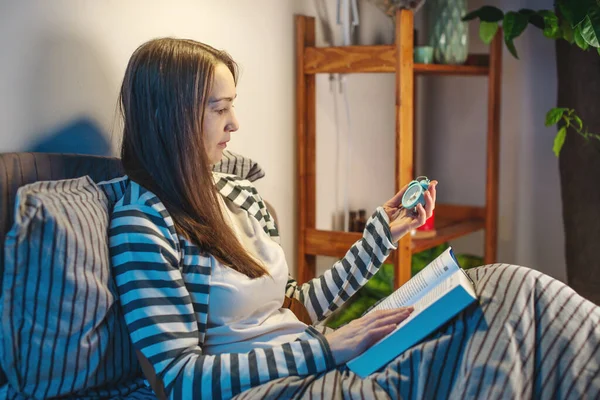 Молода Жінка Читає Книгу Ліжку Пізно Ввечері Перш Ніж Лягати — стокове фото