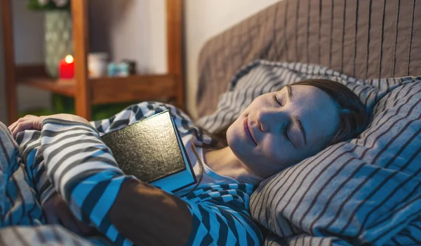 Молода Жінка Спить Своєму Ліжку Вночі Обіймаючи Книжку Посміхаючись Концепція — стокове фото