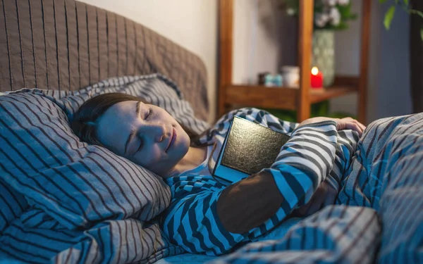 Молода Жінка Спить Своєму Ліжку Вночі Обіймає Книжку Концепція Здорового — стокове фото