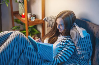 Yatmadan önce yatağında yatan genç bir kadın bir günlük ya da not defteri yazıyor. Uyku zamanı eğlencesi, rüya gibi ve iyi ruh hali kavramı..