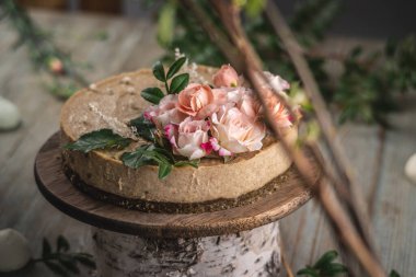 Taze çiçeklerle süslenmiş lezzetli ve güzel çiğ pasta. Romantik ruh hali ve bahar atmosferi kavramı.