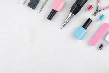Beyaz arka planda manikür ve pedikür için araç gereç ve aksesuarlar. Boşluğu kopyala.