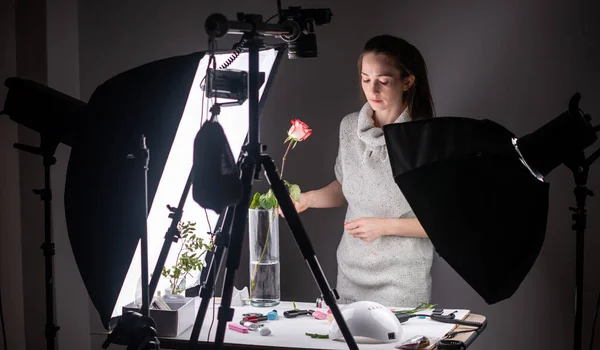 Female Photographer Equipped Photo Studio Preparing Shooting Laying Out Props — Stock Photo, Image