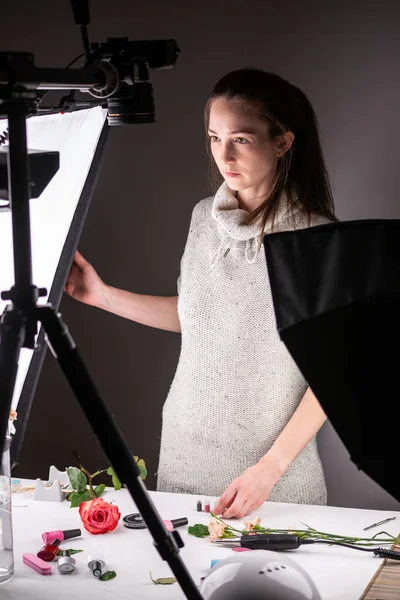 Female Photographer Equipped Photo Studio Preparing Shooting Laying Out Props — Stock Photo, Image