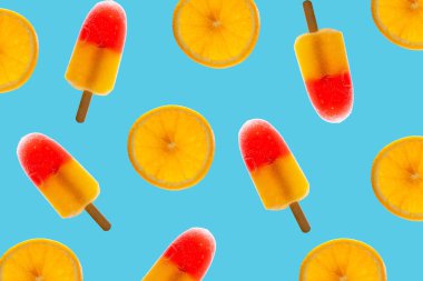 Sarı, kırmızı, taze, lezzetli dondurmalar çubukta ve portakal dilimleri mavi arka planda. Parlak yaz havası kavramı.