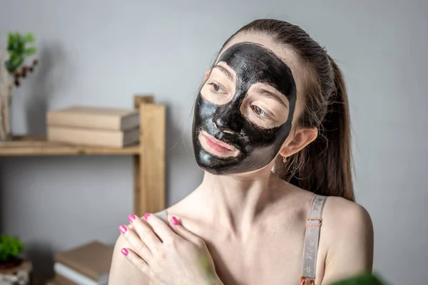 Egy Fiatal Portréja Fekete Maszkkal Arcán Kozmetikai Eljárások Koncepciója Bőrápolás — Stock Fotó