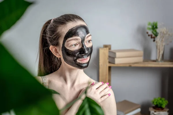 Portret Van Een Jonge Vrouw Met Een Cosmetisch Zwart Koolmasker — Stockfoto