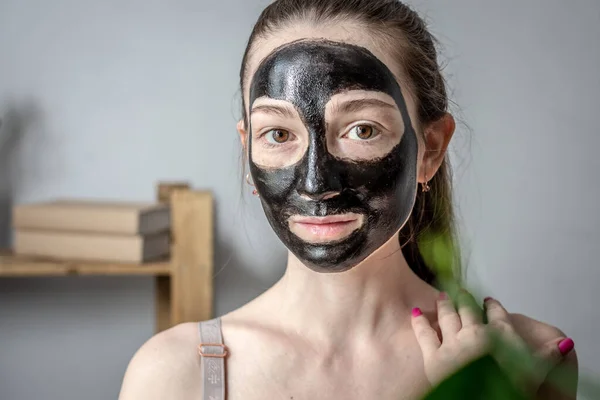 Egy Fiatal Portréja Fekete Maszkkal Arcán Fogalom Kozmetikai Eljárások Bőrápolás — Stock Fotó
