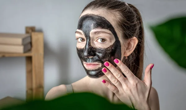 Retrato Uma Jovem Mulher Usando Uma Máscara Carvão Preto Cosmético — Fotografia de Stock