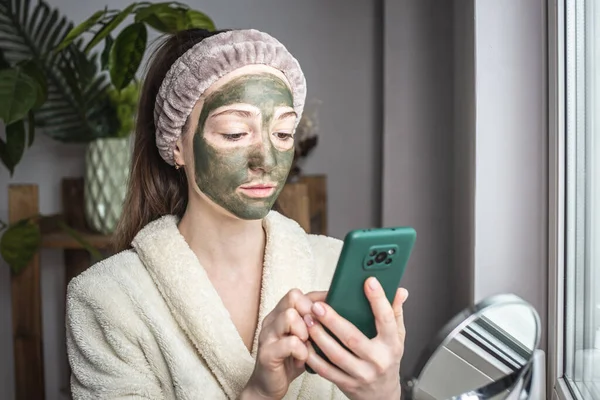 Een Jonge Mooie Vrouw Een Badjas Met Een Groen Cosmetisch — Stockfoto