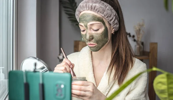 Mooie Vrouwelijke Blogger Zet Een Cosmetische Groene Masker Haar Gezicht — Stockfoto
