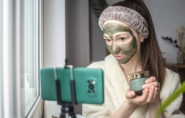 Mooie Blogger Vrouw Een Badjas Met Een Groen Cosmetisch Masker — Stockfoto