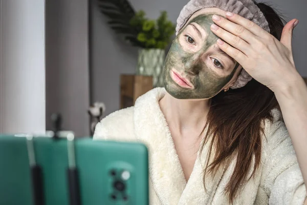 Jonge Mooie Vrouw Het Toepassen Van Een Cosmetische Groene Masker — Stockfoto